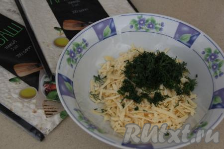 Натереть на крупной тёрке сыр. Зелень вымыть, а затем мелко её нарезать, переложить в тарелку, добавить натёртый сыр, перемешать.