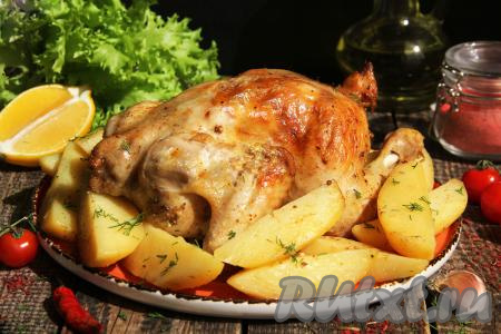 Переложить картошку и курочку из рукава на тарелку и подать в горячем виде к столу. Курица, запечённая целиком в духовке, получается сочной, аппетитной, а картофельные дольки отлично дополнят куриное мясо. Просто, сытно и вкусно, попробуйте!