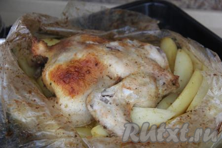 Запекать картошку с курицей 1 час 20 минут при температуре 200 градусов.