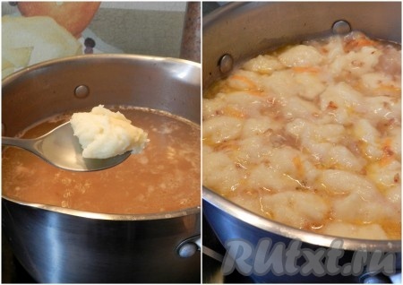 Картофельную массу набирать чайной ложкой (примерно половину) и опускать в кипящий суп. Ложка должна быть смочена, чтобы тесто легко сходило с нее. Добавить в суп обжаренный лук и морковь. Клецки варятся быстро, после того, как они всплывут, поварить еще 1-2 минуты и выключить.