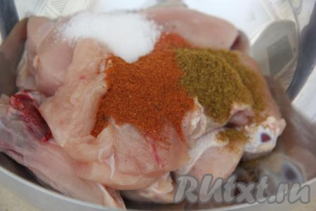 Добавить к кусочкам курицы соль, паприку и специи.