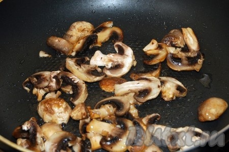 Порезанные шампиньоны обжарить на растительном масле до готовности, остудить. Если у вас маринованные грибы, то сразу добавить их в салат.
