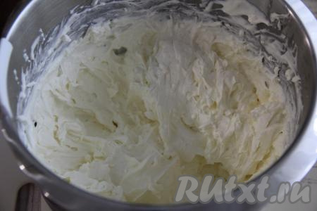 Продолжая взбивать, добавить в сливки творожный сыр. Взбить творожно-сливочный крем до стойких пиков.