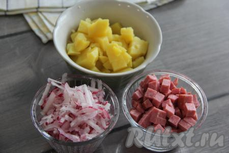Колбаску и картошку нарезать на небольшие кубики. Редис вымыть, хвостики отрезать, а затем натереть редиску на крупной тёрке.