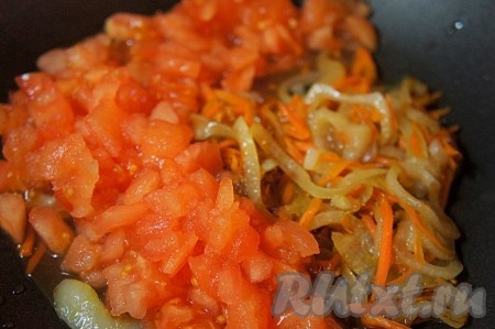 Добавить помидоры в пассированной моркови и луку и тушить ещё 3 минуты.
