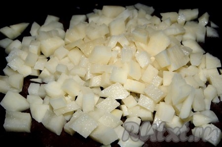 Очищенный картофель нарезать мелкими кубиками и отправить вариться в кастрюлю.
