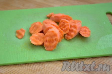 Морковь очистить, вымыть и нарезать на не толстые кружочки.