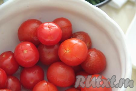 Каждый помидор черри разрезать крест-накрест, не дорезая до конца. Выложить надрезанные помидоры в миску.