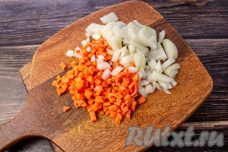 Очистите 2 луковицы, 2 моркови и половину небольшого кабачка (если косточки в кабачке крупные, их лучше удалить). Очищенные овощи нарежьте на мелкие кубики.