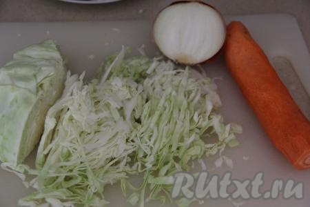 Капусту вымыть, если есть порченые листья, их нужно удалить. Тонко нарезать 400 грамм подготовленной капусты. Лук и морковь почистить.
