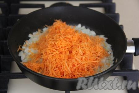 Затем добавить натёртую на средней тёрке морковку и обжаривать овощи, не забывая их перемешивать, минут 5-7 (до мягкости моркови).
