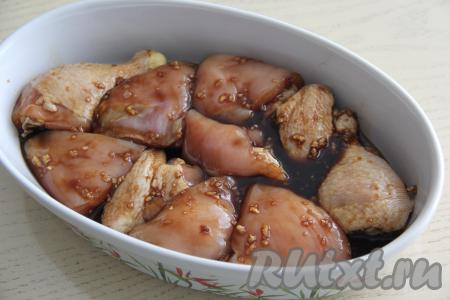 Затем выложить кусочки курицы в жаропрочную форму и влить в форму соевый маринад.