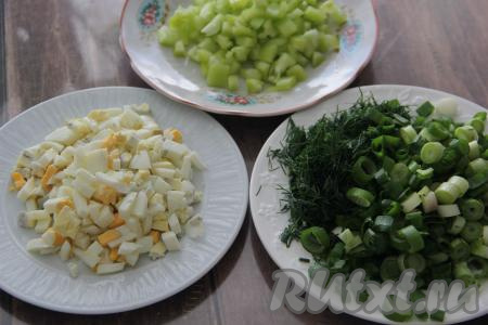 Болгарский перец и яйца тоже нарезать на мелкие кубики. Нарезать мелко зелень.