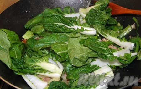 Через 3 минуты к овощам добавить обжаренную говядину и капусту пак чой.