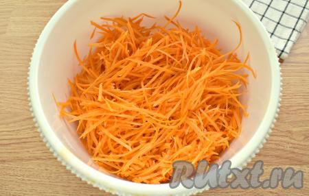Очищенную морковку для этой закуски лучше натереть на тёрке для моркови по-корейски.