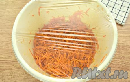 Тщательно перемешиваем ингредиенты. Миску с морковчей по-корейски затягиваем пищевой плёнкой и убираем в холодильник на 2 часа. Морковка за это время станет ещё болеей сочной, приобретёт пикантный вкус.