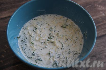 Соединить сливки, чеснок, зелень и сыр, тщательно перемешать и сливочно-сырный соус готов.