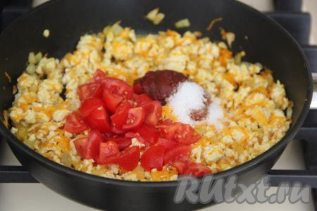 Помидоры мелко нарезать. Добавить в сковороду помидоры, томатную пасту и соль по вкусу, перемешать. 