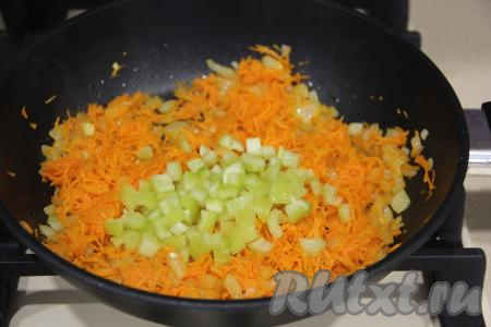 Болгарский перец вымыть, очистить от семян с плодоножкой, нарезать на мелкие кубики и добавить в сковороду, перемешать. Обжаривать овощи, помешивая, 2-3 минуты.