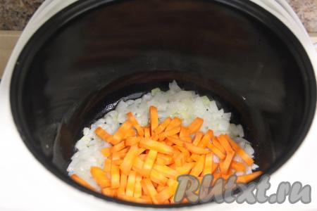 Затем в чашу добавить нарезанную на брусочки морковь, обжаривать 3-4 минуты, помешивая.
