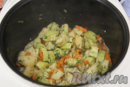 Перемешать овощи и оставить под крышкой на 10 минут на режиме "Подогрев".