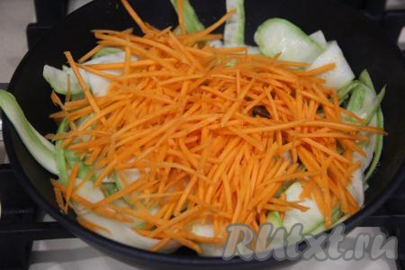 Затем к кабачкам добавить морковку, натёртую на тёрке для корейской моркови, перемешать.
