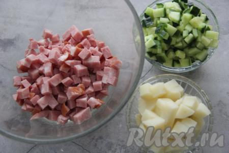 Картошку очистить от кожуры. Нарезать на средние кубики огурец, картошку и ветчину.