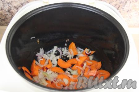 Морковку нарезать на достаточно тонкие полукружочки (или брусочки), выложить к луку и обжаривать, иногда помешивая, минуты 3-4.