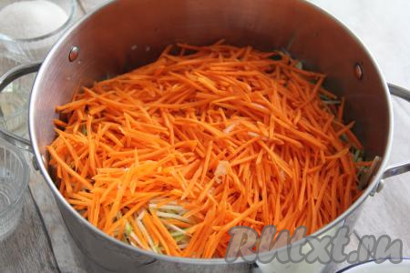 Морковь тоже натереть на тёрке для корейской моркови и добавить в кастрюлю к кабачкам.