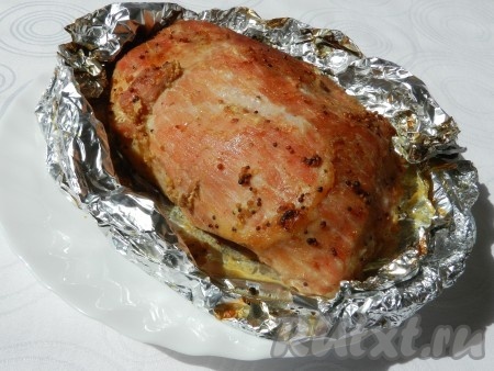 Запекать свиной окорок в разогретой до 200 градусов духовке 1 час 15 минут. За 10 минут до окончания, можно раскрыть фольгу, чтобы мясо подрумянилось, в это время полить мясо выделившимся соком.