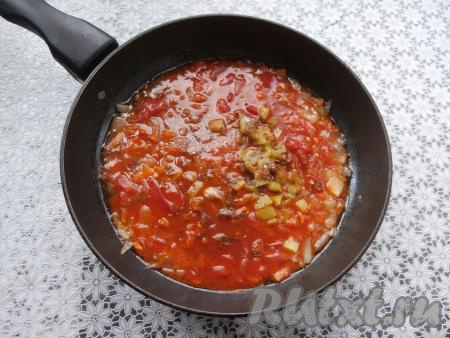 Сюда же добавить нарезанный на небольшие квадратики болгарский перец, всыпать соль, сахар, перемешать и тушить, иногда помешивая, 3-5 минут.