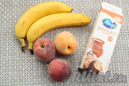 Бананы и персики для смузи лучше выбирать зрелые, тогда сладости в готовом напитке будет достаточно и не придётся добавять мёд или сахар.