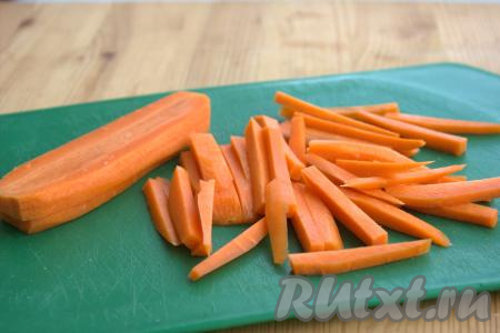 Очищенную морковь нарезать на тонкие брусочки.