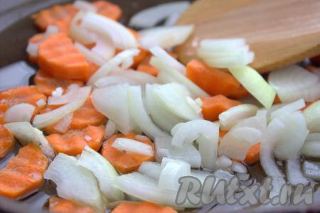 В сковороде разогреть растительное масло, выложить нарезанную морковь, помешивая, обжарить 1-2 минуты. Далее в сковороду добавить лук и обжарить морковь с луком на среднем огне минут 6-7 (до мягкости овощей), иногда перемешивая.
