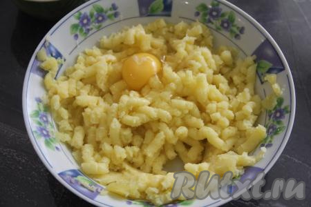 Вбить к картофельному пюре сырое яйцо и перемешать ложкой (или вилкой).
