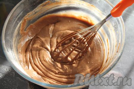Круговыми движения перемешать тесто венчиком до однородного и гладкого состояния. Шоколадное тесто для кекса получится в меру густым, как на фото.