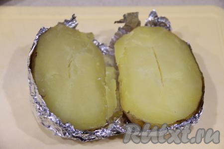 Готовый картофель разрезать на две части, фольгу при этом оставляем, так как в дальнейшем ещё будем запекать картошку в духовке с начинкой.