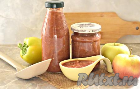 В холодильнике острая, яркая аджика, приготовленная из помидоров с яблоками без варки, может храниться всю зиму. Любители жгучих соусов точно не разочаруются!