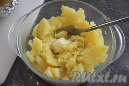 Для приготовления начинки нужно горячую мякоть, которую вынули из картошки, переложить в миску, размять в пюре с добавлением сливочного масла.