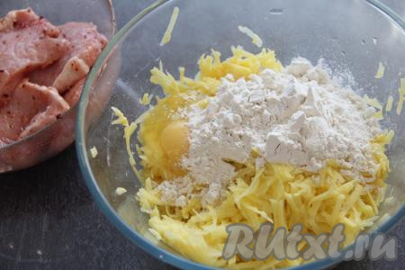 Приготовить картофельную "шубу", для этого картошку натереть на крупной тёрке, переложить в отдельную ёмкость, добавить яйцо, муку, посолить по вкусу и перемешать.