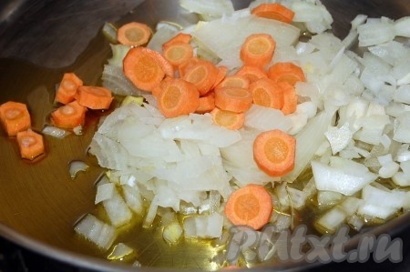 Для гарнира обжарить на другой сковороде мелко нарезанные картофель, морковь и репчатый лук, добавив специи по вкусу.
