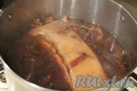 Затем снять кастрюлю с огня и оставить мясо в кастрюле до полного остывания.