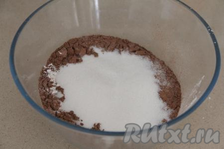 В достаточно объёмную миску просеять муку, какао и соду, добавить сахар и ванильный сахар.