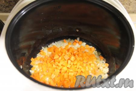 Морковку почистить, нарезать на мелкие кубики и переложить в чашу мультиварки к обжаренному луку. Обжаривать овощи минут 5, помешивая.