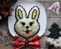Новогодний салат "Оливье" в виде кролика