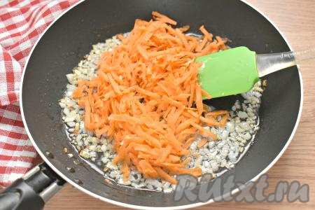 В процессе обжаривания лук станет достаточно мягким, добавляем к нему морковку, натёртую на крупной тёрке, сразу перемешиваем и обжариваем минут 5, периодически перемешивая овощи.