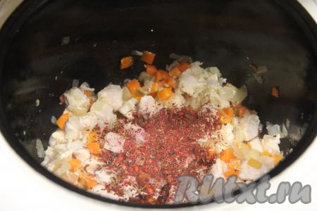 Обжарить курицу с овощами минуты 2-3, периодически перемешивая, всыпать соль и специи для плова, перемешать.