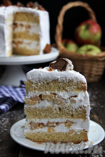 Вкусный, красивый торт "Шарлотка" с яблоками нарезать на кусочки и подать к чаю или кофе. На фото видно, какой интересный разрез у этого тортика!