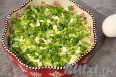 Нарезать мелко зелёный лук и выложить поверх картошки.