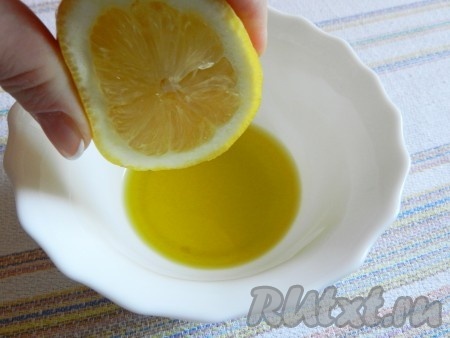 Для приготовления заправки масло смешать с солью и лимонным соком, немного взбить венчиком. 
